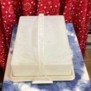 Tupperware White Plastic Cake Carrier with Handle